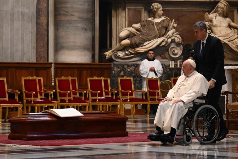 El papa Francisco llega en silla de ruedas junto al ataúd del cardenal australiano George Pell, durante una misa fúnebre en la basílica de San Pedro en el Vaticano