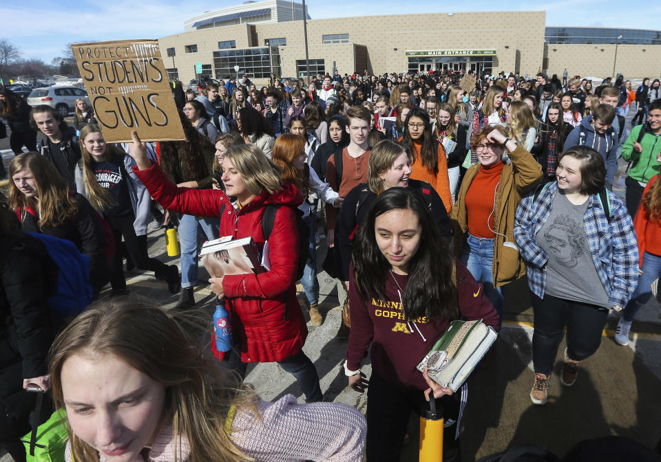 Estudiantes en Minnesota, como en otros estados, se sumaron a los adlescentes sobrevivientes de la matanza en Parkland, Florida, y marcharon por mayor control de armas. Un adelanto de la gran marcha nacional al respecto convocada por los jóvenes para el 24 de marzo, con foco en Washington DC. (AP)