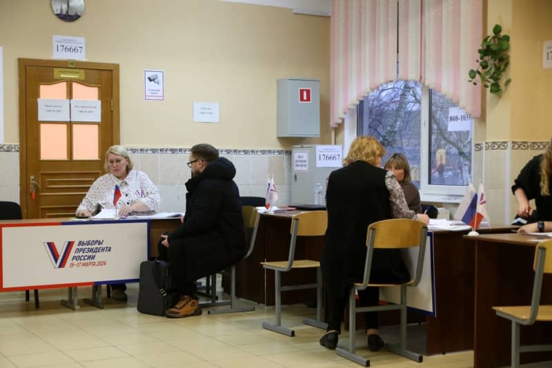 Polling officials wait for voters at the polling station during the 2024 Russian presidential elections. Maksim Konstantinov/SOPA Images via ZUMA Press Wire/dpa