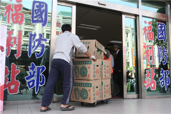 一百廿箱從產地剛採收的高麗菜，十四日上午由貨車載運至臺中福利站準備配合該站高麗菜大方送活動，回饋消費者，以行動支持菜農。（軍聞社記者王智平攝）