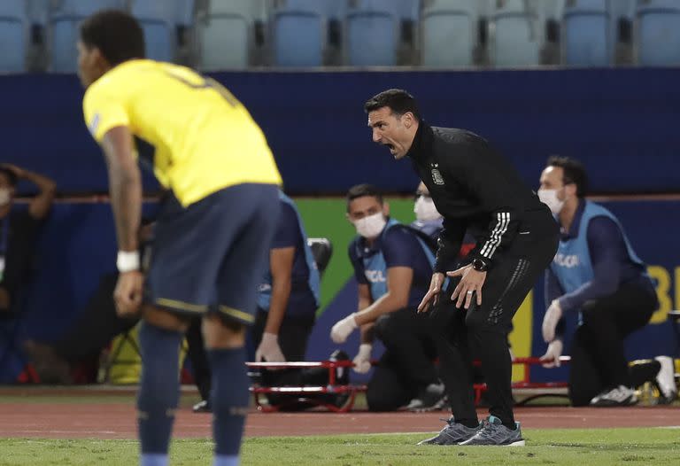 Lionel Scaloni gesticula, en el partido ante Ecuador.