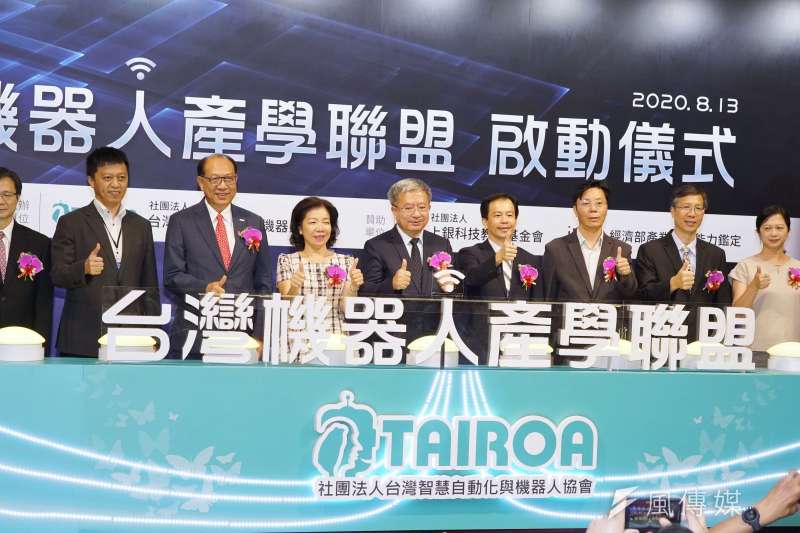 20200813-台灣機器人產學聯盟13日舉行啓動儀式，TAIROA創會理事長卓永財（左三）等出席合影。（盧逸峰攝）