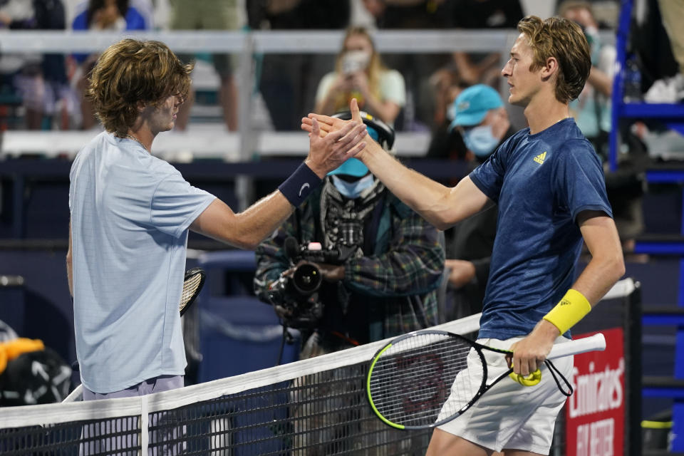 El ruso Andrey Rublev (izquierda) recibe la felicitación del estadounidense Sebastian Korda, a quien derrotó el jueves 1 de abril de 2021 en el Abierto de Miami (AP Foto/Wilfredo Lee)