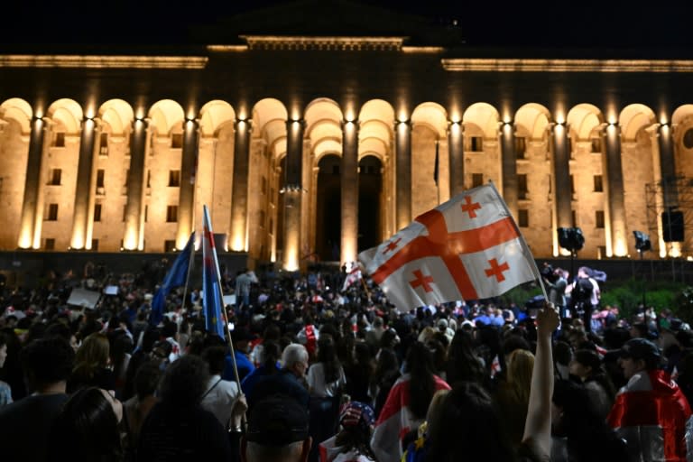 Manifestantes protestan frente al parlamento de Georgia contra un proyecto de ley sobre "influencia extranjera", el 2 de mayo de 2024 (Vano SHLAMOV)