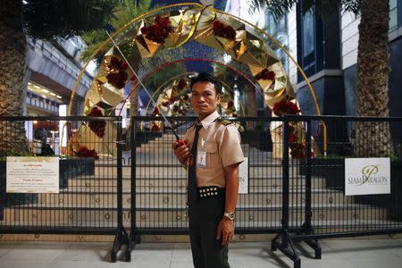 A guard secures the area around Siam Paragon mall in central Bangkok early February 2, 2015. REUTERS/Damir Sagolj