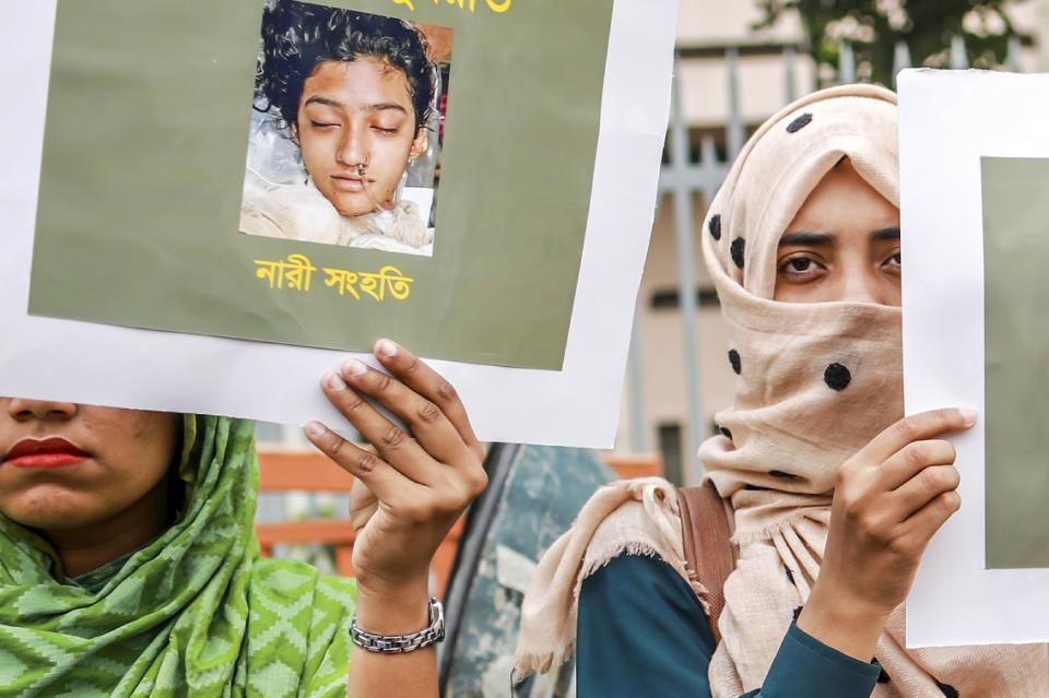 Bangladeshi women hold placards and photographs of schoolgirl Nusrat Jahan Rafi at a protest in Dhaka following her murder by being set on fire after she had reported a sexual assault.&nbsp; (Photo: SAZZAD HOSSAIN via Getty Images)