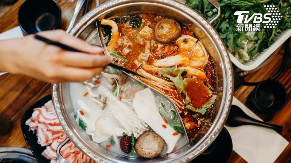 許多民眾都選擇吃羊肉爐或薑母鴨進補。（示意圖／shutterstock達志影像）