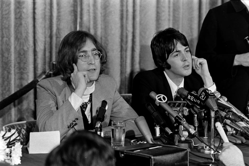 John Lennon y Paul McCartney en New York en 1968. (Photo by Sal Traina/Penske Media via Getty Images)