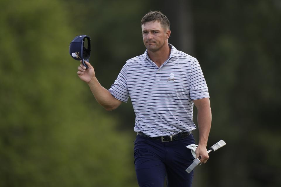 Bryson DeChambeau llega al green del hoyo 18 en la primera ronda del Masters de Augusta, el jueves 11 de abril de 2024 (AP Foto/Charlie Riedel)