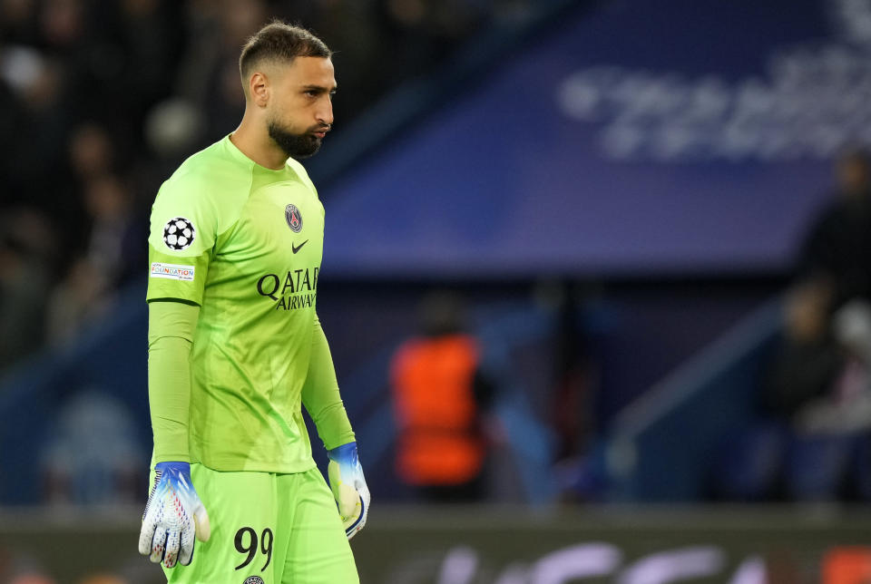 Gianluigi Donnarumma, arquero del PSG, se marcha de la cancha tras un encuentro ante Benfica, el martes 11 de octubre de 2022 (AP Foto/Francois Mori)