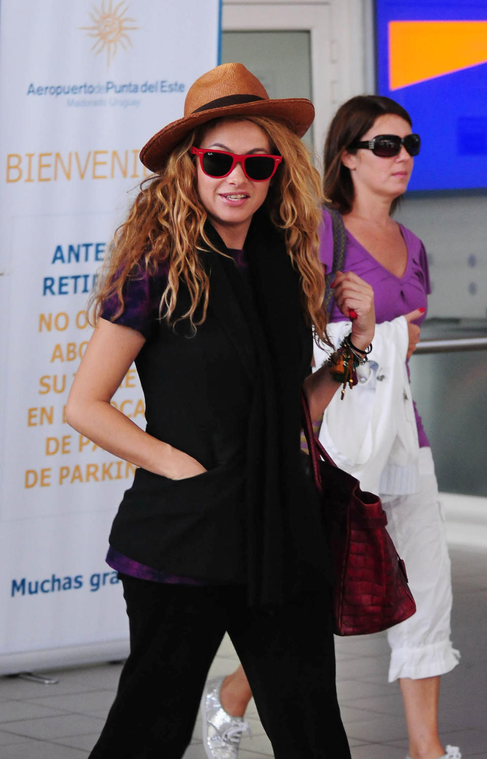 Mexican singer and actress Paulina Rubio is pictured on her arrival at Laguna del Sauce international airport near the resort of Punta del Este, 135 km east of Montevideo, on April 1, 2010. Rubio will offer an exclusive show to guests of the Conrad Hotel and Casino in the framework of her 'Gran city pop' tour.    AFP PHOTO/Ricardo FIGUEREDO   ----  URUGUAY OUT 