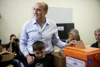 Daniel Martínez, del partido gobernante Frente Amplio, posa votando con su nieto Luciano De los Santos Martínez al lado durante la segunda vuelta de las elecciones presidenciales, en Montevideo, Uruguay, el domingo 24 de noviembre de 2019. Los uruguayos elegirán entre Martínez y Luis Lacalle, de la oposición. (Foto AP/Santiago Mazzarovich)