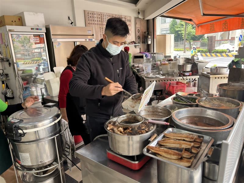 兩位兒子都兒媳都年紀輕輕、外型出眾，都願意傳承老味道，讓老闆非常感動。（圖／受訪者提供）