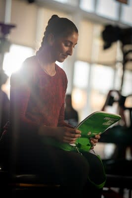 Team Sobeys athlete Melissa Humana-Paredes with a “Feed the Dream” lunchbox, a symbol of support inspired by childhood moments of finding notes of encouragement packed in lunches. (CNW Group/Empire Company Limited)