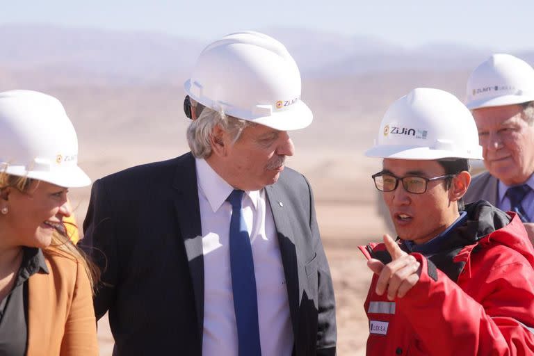 El presidente Alberto Fernández, en una recorrida reciente del proyecto minero de litio Tres Quebradas, en Catamarca