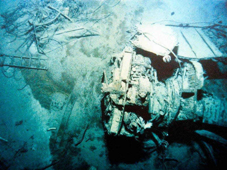 titanic ship wreckage underwater