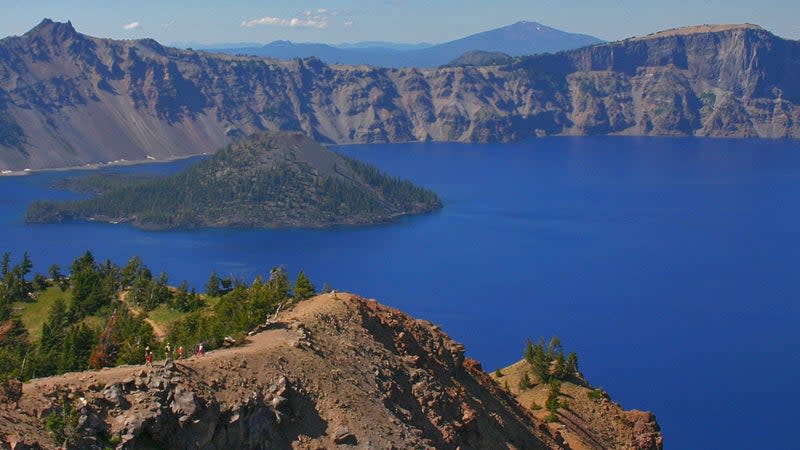 (<a href="https://commons.wikimedia.org/wiki/File:Crater_Lake_Hikers_on_the_Garfield_Peak_Trail.jpg" rel="nofollow noopener" target="_blank" data-ylk="slk:Markgorzynski;elm:context_link;itc:0;sec:content-canvas" class="link ">Markgorzynski</a>/<a href="https://commons.wikimedia.org/wiki/Main_Page" rel="nofollow noopener" target="_blank" data-ylk="slk:Wikimedia Commons;elm:context_link;itc:0;sec:content-canvas" class="link ">Wikimedia Commons</a>/<a href="https://creativecommons.org/licenses/by-sa/3.0/deed.en" rel="nofollow noopener" target="_blank" data-ylk="slk:Creative Commons;elm:context_link;itc:0;sec:content-canvas" class="link ">Creative Commons</a>)