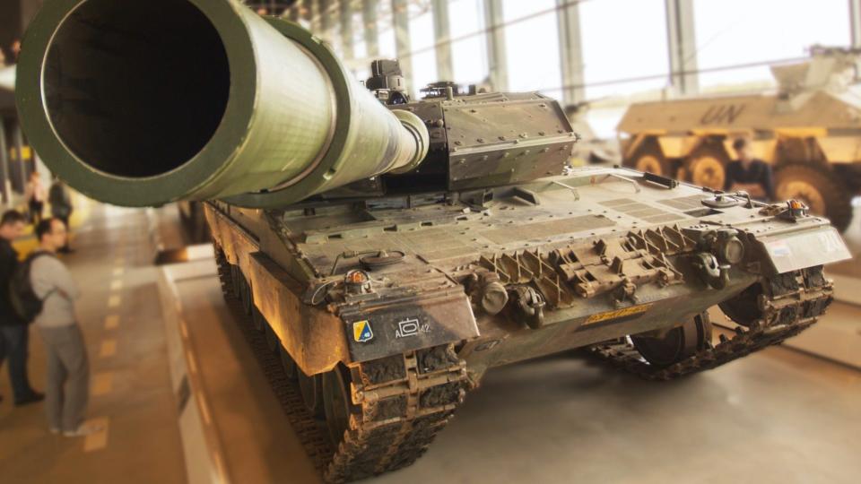 Blick auf einen Panzer in einem Museum mit dem Kanonenroh auf die Kamera gerichtet.