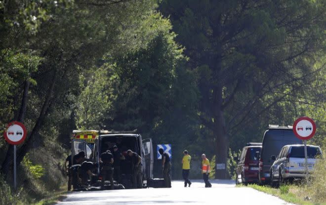 Los TEDAX, inspeccionando el cadáver del terrorista tras ser abatido (AFP)