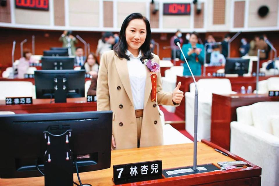 Lin Xinger was just elected to the Taipei City Council and was immediately sued by the Shilin District Prosecutor's Office to invalidate her election.  (Reviewed from Myolie Lin's Facebook page)