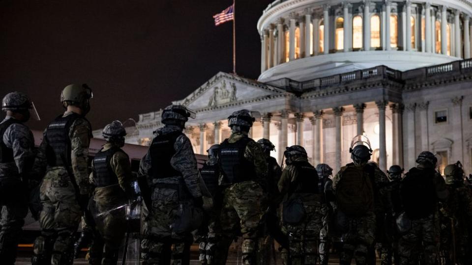 Guardias Nacionales frente al Capitolio