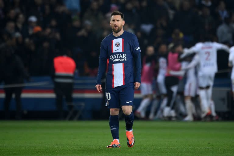 Jugadores del Lyon festejan el gol de Bradley Barcola 