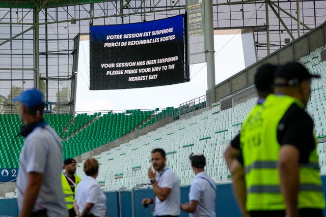 The video screen announces that the match has been suspended