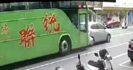 78歲張姓婦人駕駛自小客車在礁溪路４段，疑似欲於道路上雙黃線轉彎，與統聯客運發生碰撞，撞擊力道致使自小客車衝撞路邊停放車輛及民宅。（警方提供）