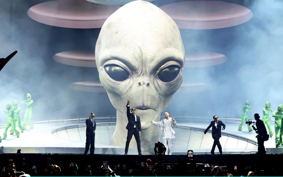 Will Smith performing Men in Black with J Balvin at Coachella 2024