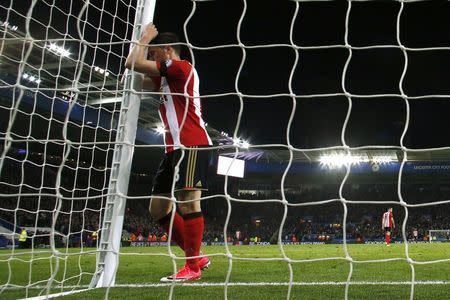 Britain Football Soccer - Leicester City v Sunderland - Premier League - King Power Stadium - 4/4/17 Sunderland's Bryan Oviedo looks dejected after Leicester City's Jamie Vardy scored their second goal Action Images via Reuters / Andrew Boyers Livepic