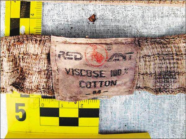 該具白骨原本被法醫鑑定是女屍，經檢警要求複驗後，確認是失蹤10多年的吳姓男子，死者身上所穿的內褲仍可看出英文字樣的「紅螞蟻」品牌。（翻攝畫面）