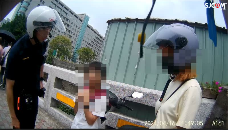 警方及管女跟劉姓女童瞭解不上學的原因。（圖／翻攝畫面）