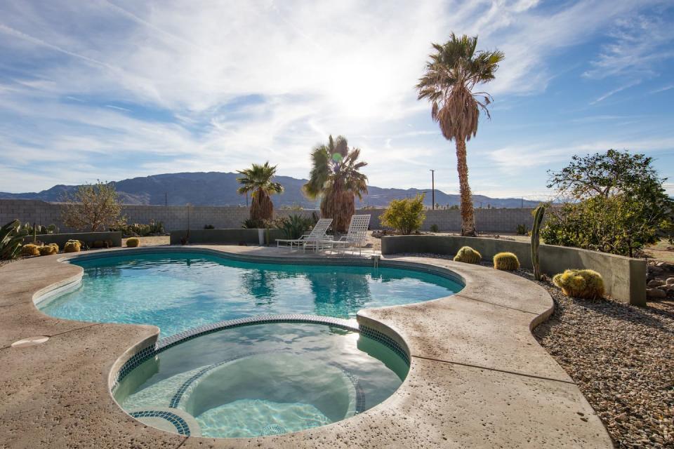 <p>Die Immobilie ist das Old Dale Haus mit Pool in Twentynine Palms, Kalifornien. Es ist für 160 Euro gelistet und es können dort sechs Gäste übernachten.<br>(Airbnb) </p>