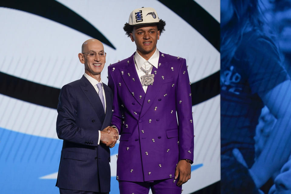 Paolo Banchero posa con el comisionado de la NBA Adam Silver tras ser seleccionado número uno por el Magic de Orlando en el Draft el jueves 23 de junio del 2022. (AP Foto/John Minchillo)