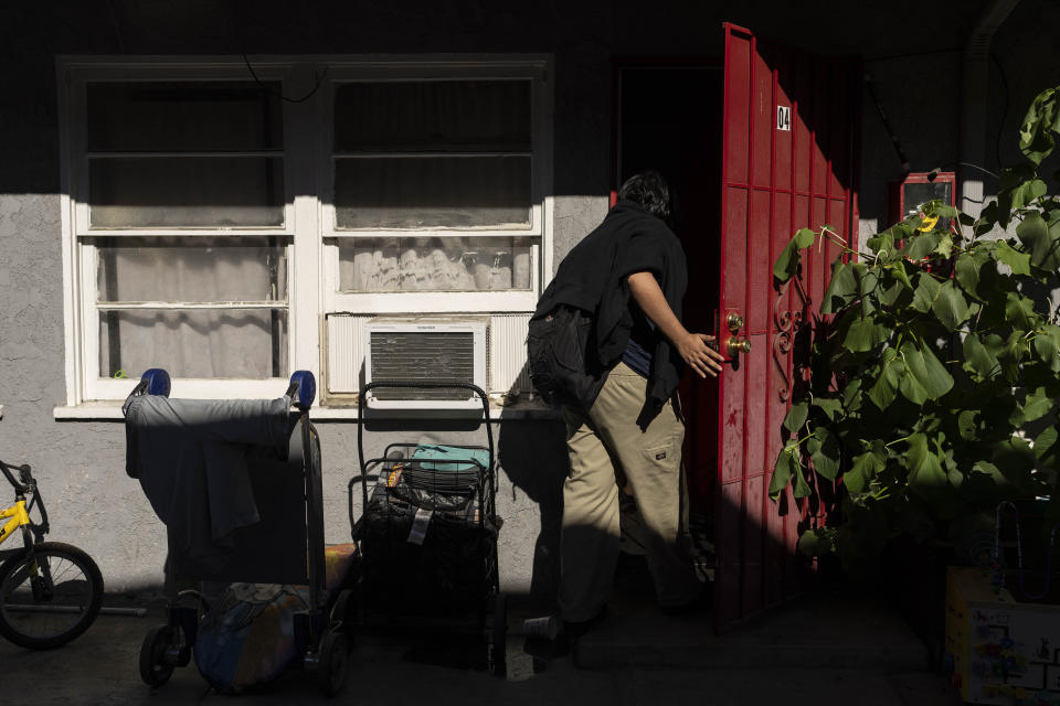 Deneffy Sánchez, de 15 años, entra a un apartamento tipo estudio que su familia comparte con un compañero de piso, el martes 29 de agosto de 2023, en Los Ángeles. Cada comunidad tiene sus propias circunstancias que se han conjuntado para sabotear los sueños de los jóvenes durante la crisis por el COVID-19. En Los Ángeles y buena parte de California, la inseguridad de la vivienda ha devastado la oportunidad de que niños y adolescentes se recuperen como ningún otro factor. (AP Foto/Jae C. Hong)