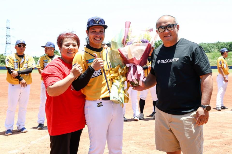 台中市成棒隊野手「花花」張正偉（前中）27日打完春季聯賽，正式結束球員生涯，將轉任球隊教練，舅舅張泰山（前右）賽後現身送上祝福。<br />（棒協提供）