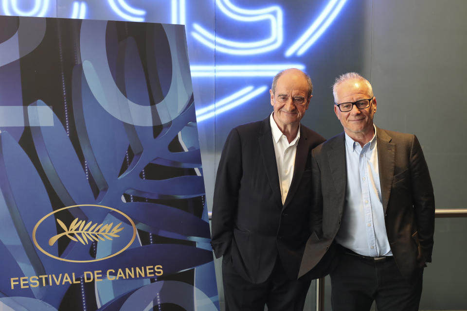 El director del Festival de Cine de Cannes Thierry Fremaux, derecha, y el presidente del festival Pierre Lescure posan durante la presentación de la selección oficial del festival 2020 el miércoles 3 de junio de 2020 en París. El festival de este año se canceló por el brote de coronavirus, pero las películas seleccionadas podrán anunciarse con su “sello de aprobación”. (Foto AP/Thibault Camus)