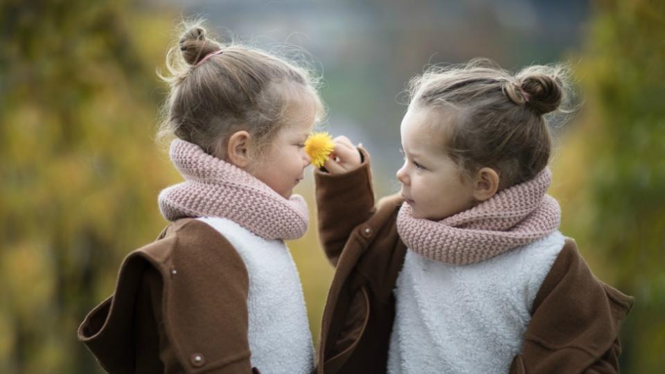 A dad blogger has sparked a debate after admitting he can’t tell his twin daughters apart. Photo: Getty Images