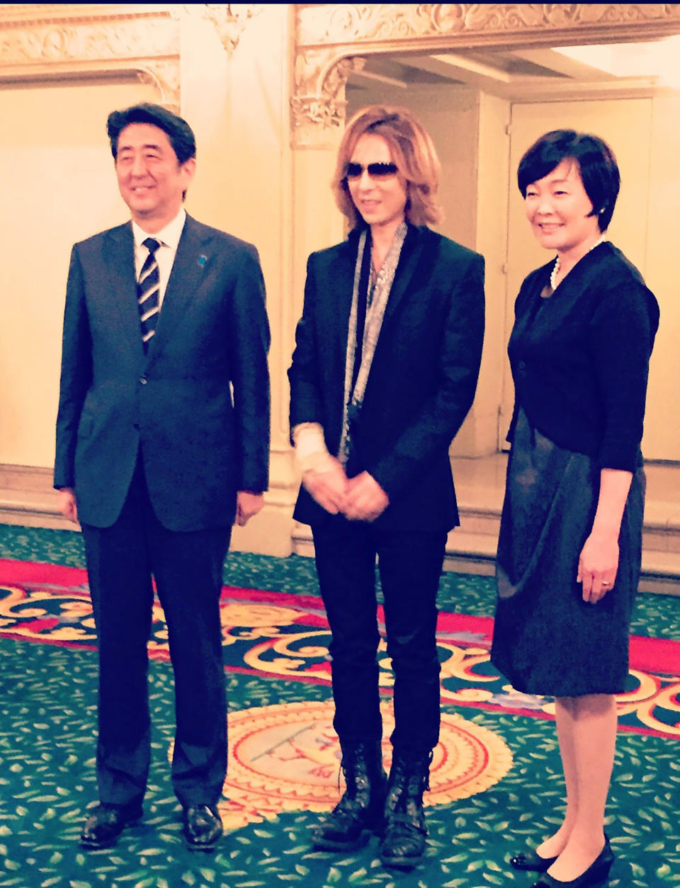 Prime Minister Abe with Yoshiki and the First Lady Akie Abe<span class="copyright">Courtesy Yoshiki Former</span>