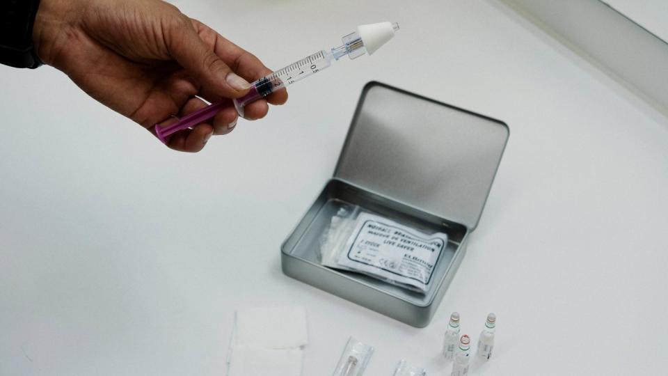 Ein Notfall-Kit mit Naloxon, das an Drogenabhängige ausgehändigt wird, liegt beim Berliner Verein Fixpunkt. Foto: Kristin Bethge