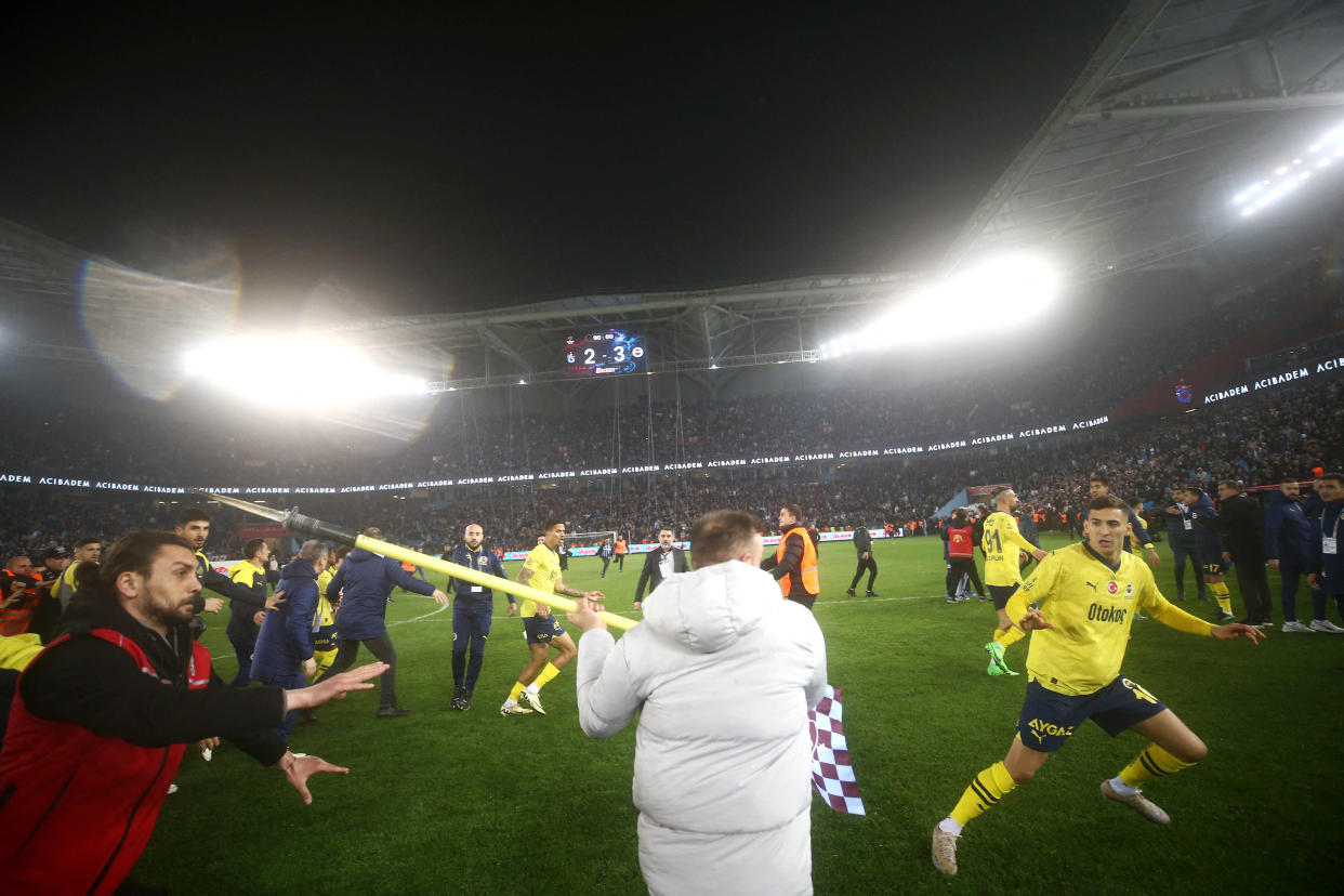 Les joueurs de Fenerbahçe ont été attaqués par des supporters de Trabzonspor le 17 mars 2024. L’un a même pris un poteau de corner pour frapper les footballeurs.