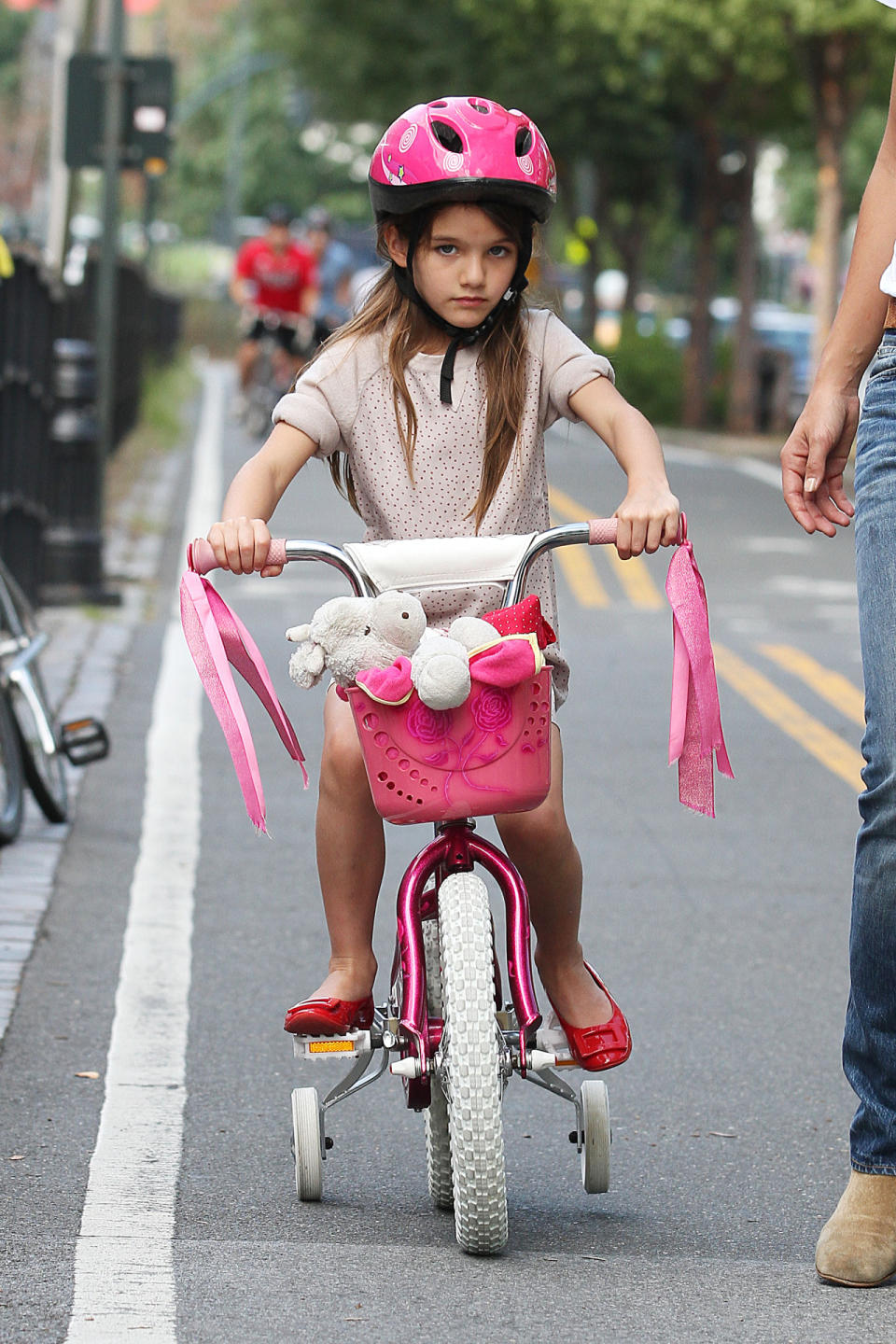 So ein großes Mädchen: Beim Fahrradfahren vertraute Suri Cruise 2012 aber noch auf Stützräder. Auch ein Helm musste sein, natürlich in stylishen Pink – Sicherheit geht schließlich vor. (Bild-Copyright: Santi/Splash News)