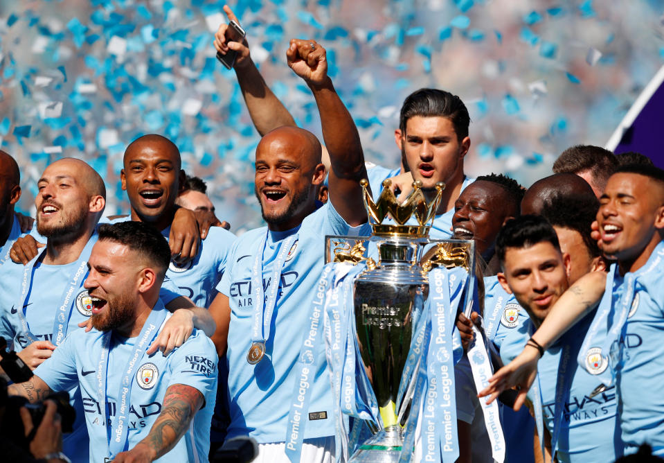 <p>Soccer Football – Premier League – Manchester City vs Huddersfield Town – Etihad Stadium, Manchester, Britain – May 6, 2018 Manchester City’s Vincent Kompany celebrates with teammates and the trophy after winning the Premier League title REUTERS/Phil Noble EDITORIAL USE ONLY. No use with unauthorized audio, video, data, fixture lists, club/league logos or “live” services. Online in-match use limited to 75 images, no video emulation. No use in betting, games or single club/league/player publications. Please contact your account representative for further details. </p>