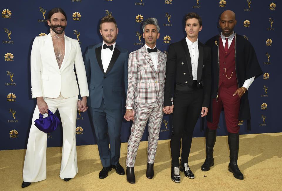 Jonathan Van Ness, de izquierda a derecha, Bobby Berk, Tan France, Antoni Porowski, y Karamo Brown llegan a la 70a entrega de los Emmy el lunes 17 de septiembre de 2018, en el Microsoft Theater en Los Angeles. (Foto Jordan Strauss/Invision/AP)