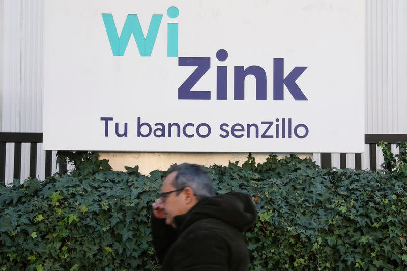 FOTO DE ARCHIVO: Un hombre pasa por la sede del banco online español WiZink en Madrid, España, el 20 de febrero de 2020