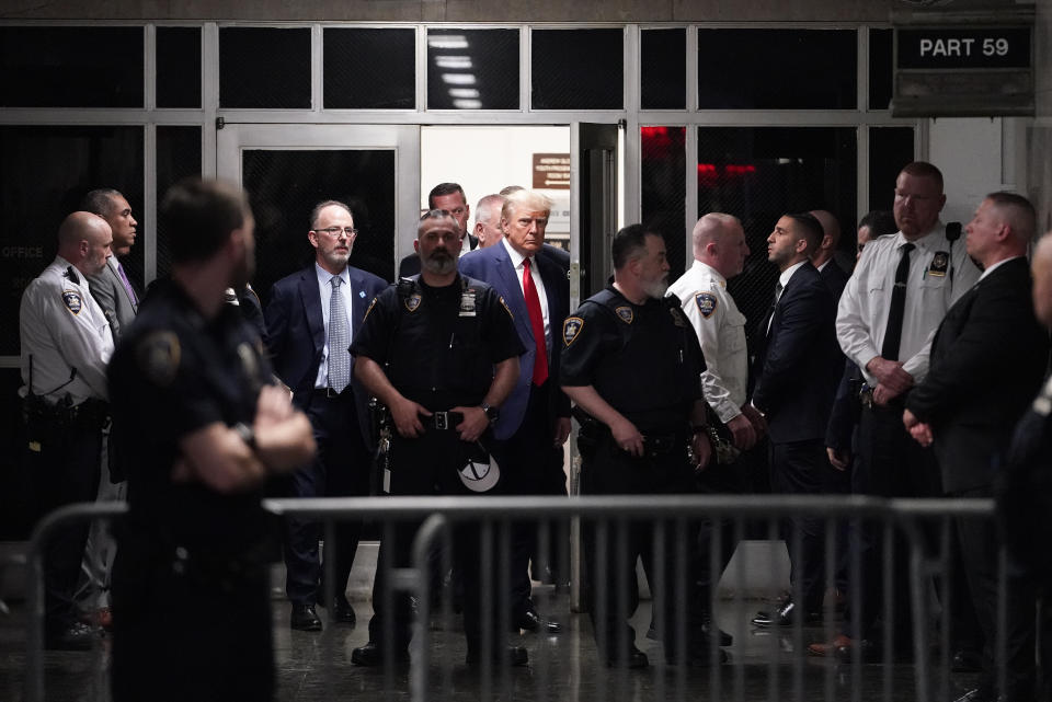 El expresidente Donald Trump es escoltado a una sala de tribunal, el martes 4 de abril de 2023, en Nueva York. (AP Foto/Mary Altaffer)