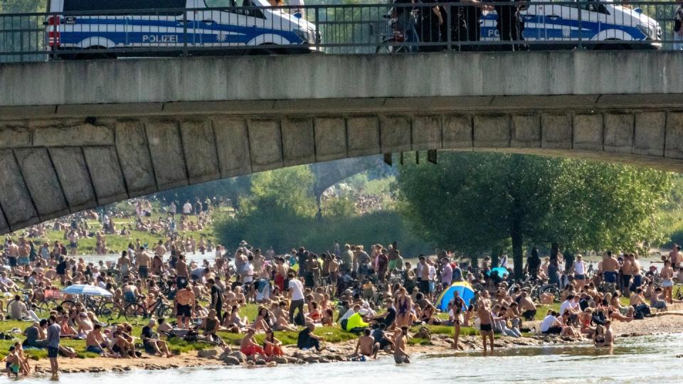 Dicht an dicht liegen die Menschen bei sommerlichen Temperaturen an der Isar.