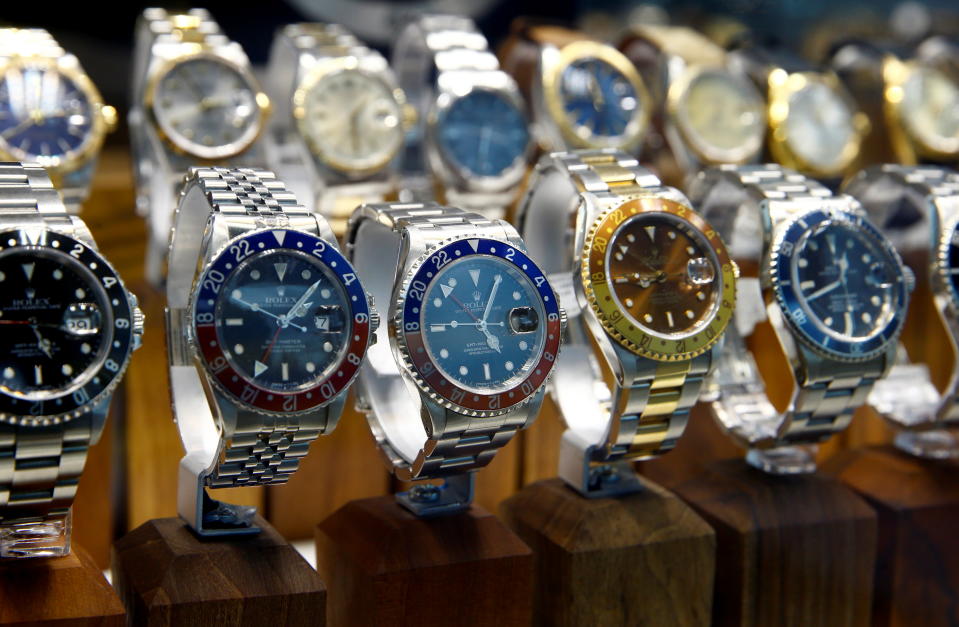 Relojes usados ​​del fabricante suizo Rolex expuestos en una tienda en Zúrich, Suiza, el 8 de julio de 2021. REUTERS/Arnd Wiegmann