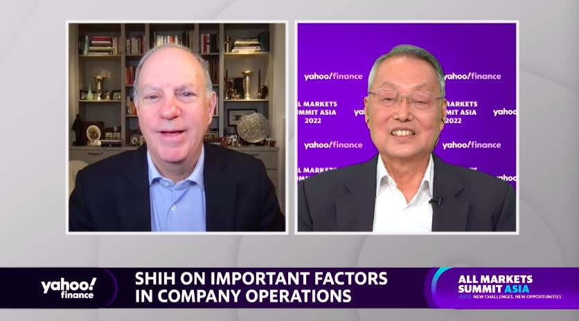 宏碁創辦人施振榮接受美國《Yahoo！Finance》總編輯Andy Serwer（安迪瑟威爾）獨家專訪。對於美國要求導體生產在地化，他強調，在美國生產半導體是很大的挑戰。圖／Yahoo奇摩股市