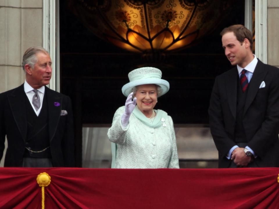 Prince Charles, Prince of Wales, Queen Elizabeth II and Prince William, Duke of Cambridge wave to the crowds from Buckingham Palace during the Diamond Jubilee carriage procession (Getty Images)